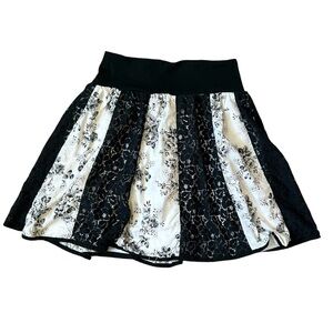 Studio 253 100% cotton black and white feminine floral skirt size small